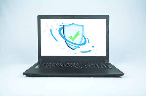 Schild Sicherheitszeichen auf einem schwarzen Laptop-Bildschirm. Sicherheitskonzept - Foto, Bild