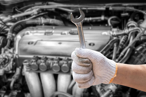 Ruce drží klíč na pozadí rozostření motor auta - Fotografie, Obrázek