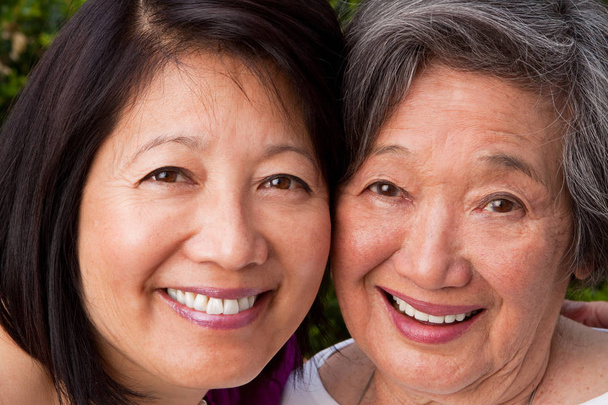 Ältere asiatische Mutter und ihre erwachsene Tochter. - Foto, Bild