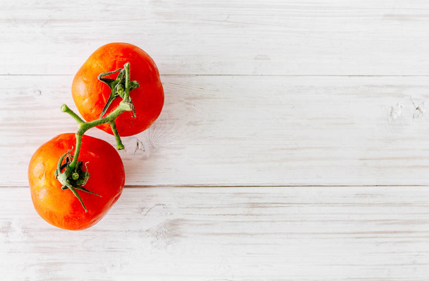 Tomaten auf Holztisch - Foto, Bild