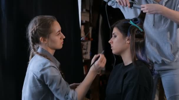 Καλλιτέχνης μακιγιάζ και κομμωτήριο που εργάζεται με την γυναίκα του πελάτη - Πλάνα, βίντεο