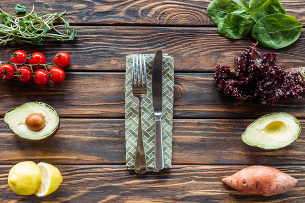 ナプキンと新鮮な野菜の木製 tableotp の周囲に配置に刃物でフラット レイアウト - 写真・画像