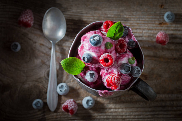 Top view of ice cream with fresh berries - Фото, зображення