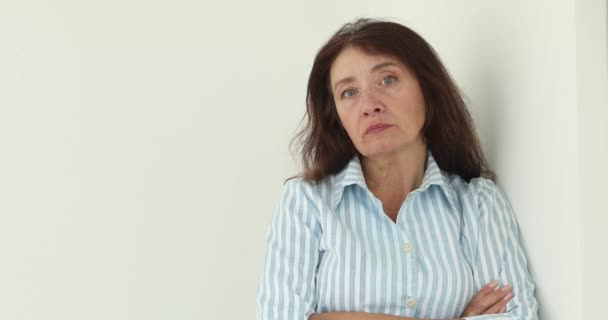 Συνταξιούχος γυναίκα frowning σε φωτογραφική μηχανή στο - Πλάνα, βίντεο