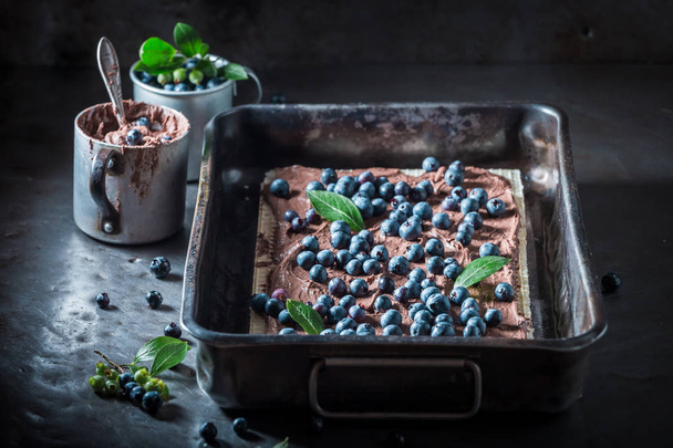 Tasty and sweet wafers with fresh blueberries and chocolate - Zdjęcie, obraz