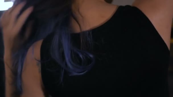 Mujer con peinado elegante fijación de pelo
 - Metraje, vídeo