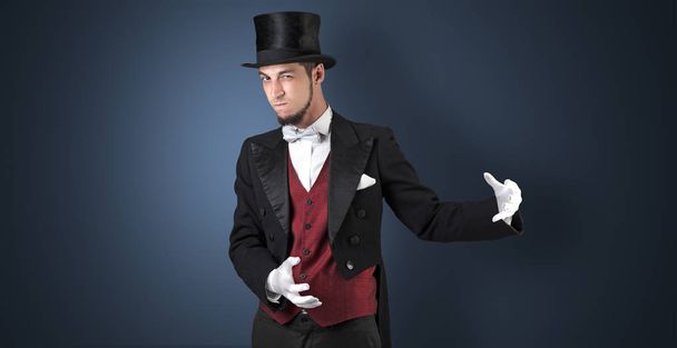 Kouzelník drží něco neviditelného  - Fotografie, Obrázek