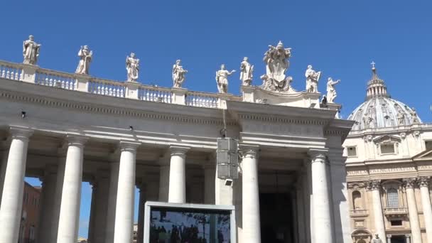 Ρώμη, Piazza San Pietro. Κιονοστοιχία του Τζιαν Λορέντσο Μπερνίνι, 1656, αποτελείται από 284 μονολιθικές στήλες και πρόσοψη της Βασιλικής. - Πλάνα, βίντεο