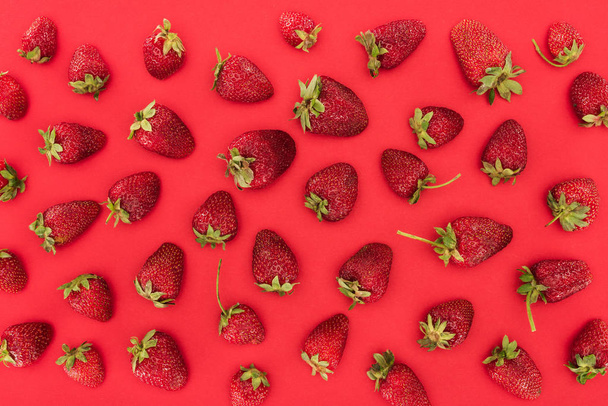 top view of raw strawberries isolated on red background - Φωτογραφία, εικόνα