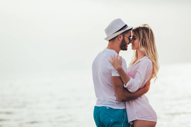 Романтическая пара веселится на пляже и обнимается
. - Фото, изображение