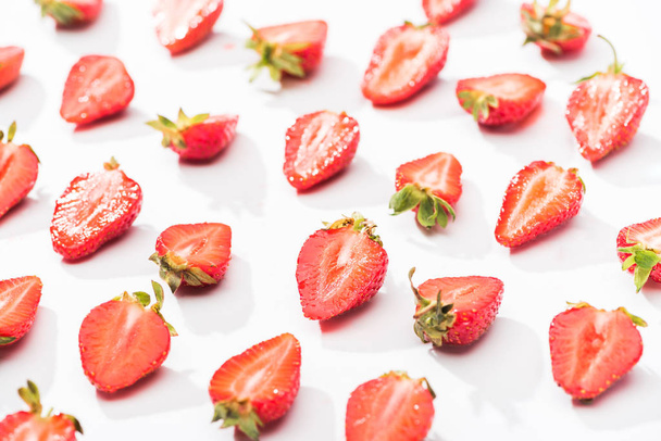 Rote frisch geschnittene Erdbeeren auf weißem Hintergrund - Foto, Bild