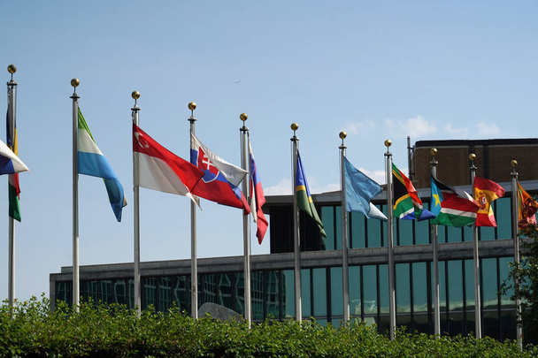 liput vilkuttaa ulkopuolella Yhdistyneet kansakunnat rakennuksen Manhattanilla New Yorkissa
 - Valokuva, kuva