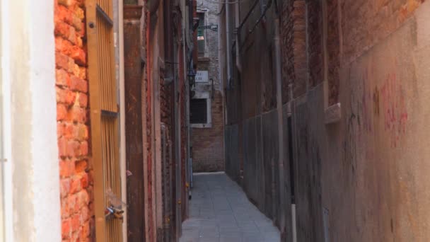 Eski dar sokakları ve eski ortaçağ binaları cephe. Venedik, İtalya. - Video, Çekim