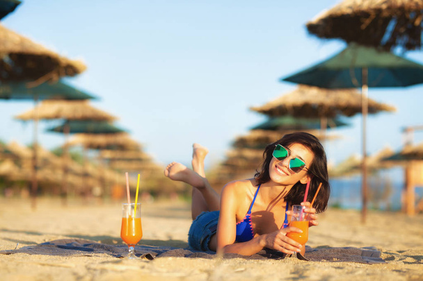 beautiful girl enjoying cocktails on a beach - Foto, Imagem