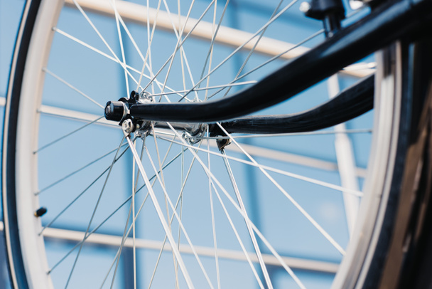vista de cerca de la rueda de bicicleta con neumático, enfoque selectivo
  - Foto, Imagen