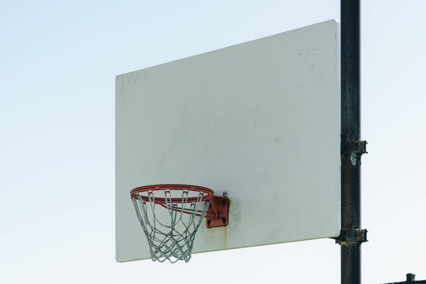 у баскетболі, баскетбольний майданчик це ігрова поверхня, що складається з прямокутного поверху з кошиками на кожному кінці
. - Фото, зображення