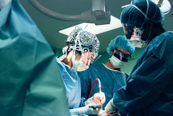 Team of Surgeons Operating in the Hospital. - Foto, afbeelding
