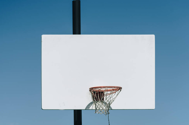 Beim Basketball ist der Basketballplatz die Spielfläche, bestehend aus einem rechteckigen Boden mit Körben an beiden Enden. - Foto, Bild