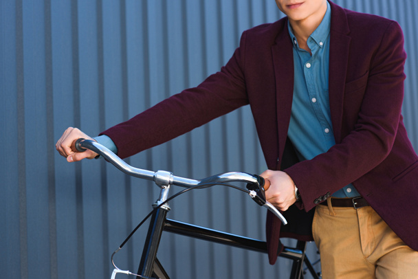 cropped shot of young man standing with bicycle outside - Foto, Imagem