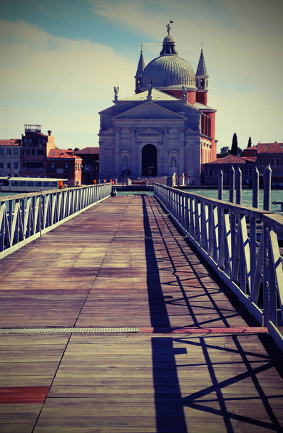 Venecia Italia el puente flotante sobre los barcos en la distancia la Iglesia del Redentor con un efecto antiguo
 - Foto, Imagen