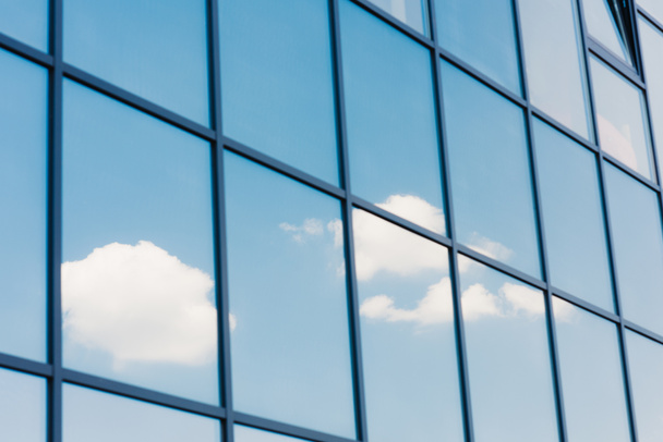 Αντανάκλαση του ουρανού και τα σύννεφα στα παράθυρα του σύγχρονου ουρανοξύστη - Φωτογραφία, εικόνα