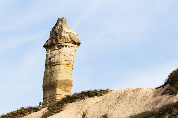 Ταξίδια στην Τουρκία - νεράιδα καμινάδα rock σε πλαγιά του βουνού στην εθνικού πάρκου Γκιόρεμε της Καππαδοκίας, άνοιξη - Φωτογραφία, εικόνα