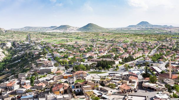 Podróż do Turcji - panoramiczny widok Uchisar wieś w prowincji Nevşehir w Kapadocji wiosną - Zdjęcie, obraz