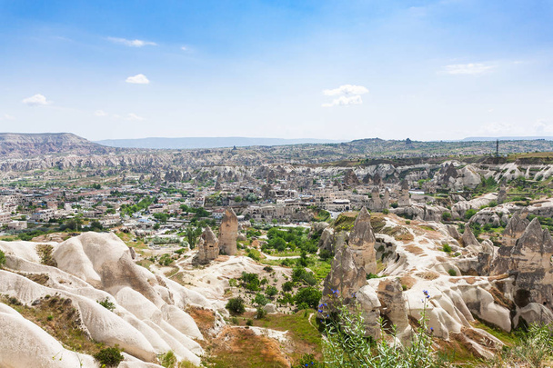 Подорож до Туреччини - вище вид на скелі будинку і Goreme місто від гори в Каппадокії навесні - Фото, зображення