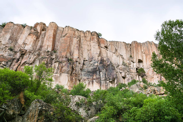 旅行、トルコに - 春にカッパドキアのアクサライ県のウフララ渓谷の渓谷の古い壁 - 写真・画像