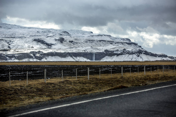 Parque nacional Islândia. Uma vista maravilhosa da paisagem Islândia, área geotérmica. Cena dramática e pitoresca reykjavk Lake Myvatn, Krafla / Islândia - 02.05.2018
 - Foto, Imagem