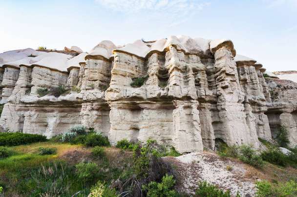 Podróż do Turcji - skalne ściany wąwozu, w pobliżu miasta Göreme w Kapadocji, na wiosnę - Zdjęcie, obraz