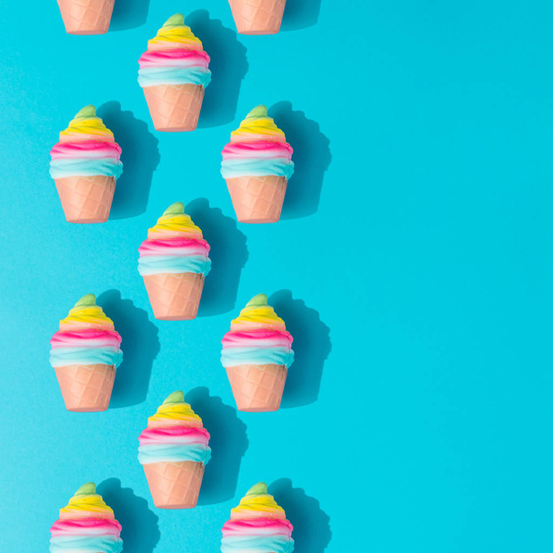 Creative minimální Letní vzorek s barevné zmrzliny na pastelově modré pozadí - Fotografie, Obrázek