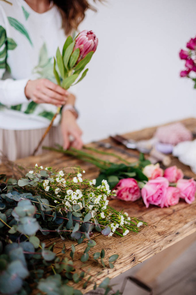Florist makes a bouquet. - Fotoğraf, Görsel