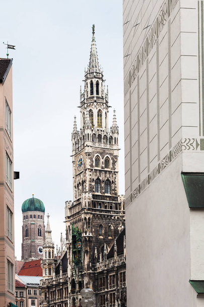 Podróż do Niemiec - widok wieże nowego ratusza (Neues Rathaus) i katedra Frauenkirche od Old Town Hall (Alte Rathaus) na Marienplatz w Munich city - Zdjęcie, obraz