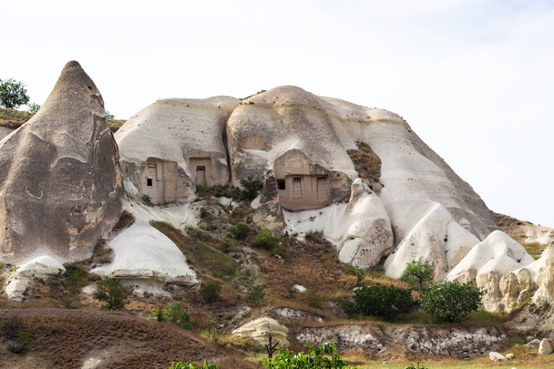 Utazás Törökország - hegy lejtőjén a Göreme Nemzeti Park tavaszi Cappadocia cave házak - Fotó, kép