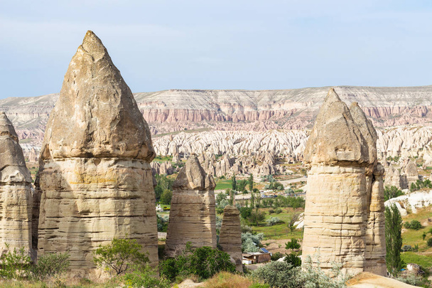 Viaggio in Turchia - favolose rocce del camino nelle vecchie montagne del Goreme National Park in Cappadocia in primavera
 - Foto, immagini