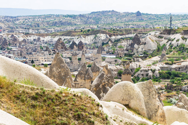 Törökország - kilátás nyílik Goreme város Cappadocia tavaszi utazás - Fotó, kép