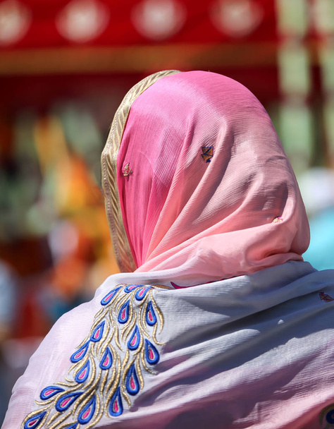 sikh Frau mit rosa Schleier während religiösem Ritus im Freien - Foto, Bild