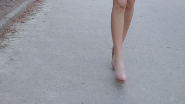 Crop woman walking along path - Πλάνα, βίντεο