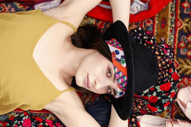 Stylish young woman wearing fashionable hat and posing outdoors - Foto, Bild