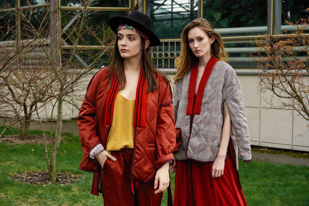 Due giovani modelle di moda femminile in posa all'aperto
                - Foto, immagini