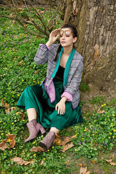 Stylish young woman posing outdoors - Foto, Bild