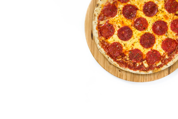 Гарячий італійський пепероні піци ізольовані на білому тлі. Вид зверху. Copyspace - Фото, зображення