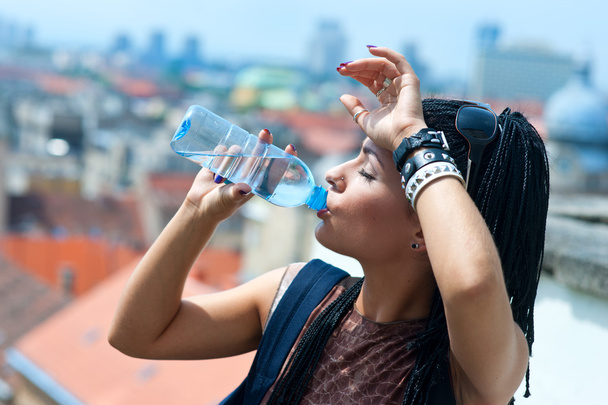 女は水を飲む - 写真・画像