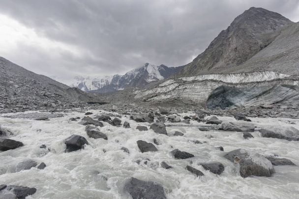 Stream op een gletsjer in de buurt van ze berg, Altaj landschap. Rusland - Foto, afbeelding