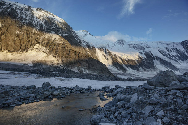 Rio Akkem perto do sopé da montanha Beluha. Altai. Rússia
 - Foto, Imagem