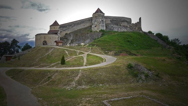 Rasnov zamek w Rumunii Braszów. Zamek w Rumunii. Stare domy w Rumunii. Antyczny architektura w Transylwanii - Zdjęcie, obraz