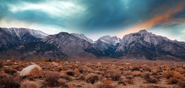 Sierra Nevada hegység természeti festői kilátás  - Fotó, kép