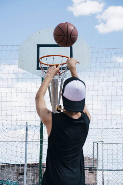 niño jugando baloncesto - Foto, imagen