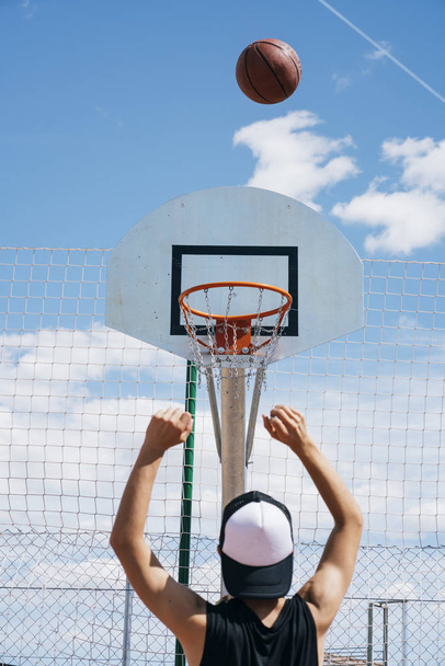 mladý chlapec hraje basketbal - Fotografie, Obrázek